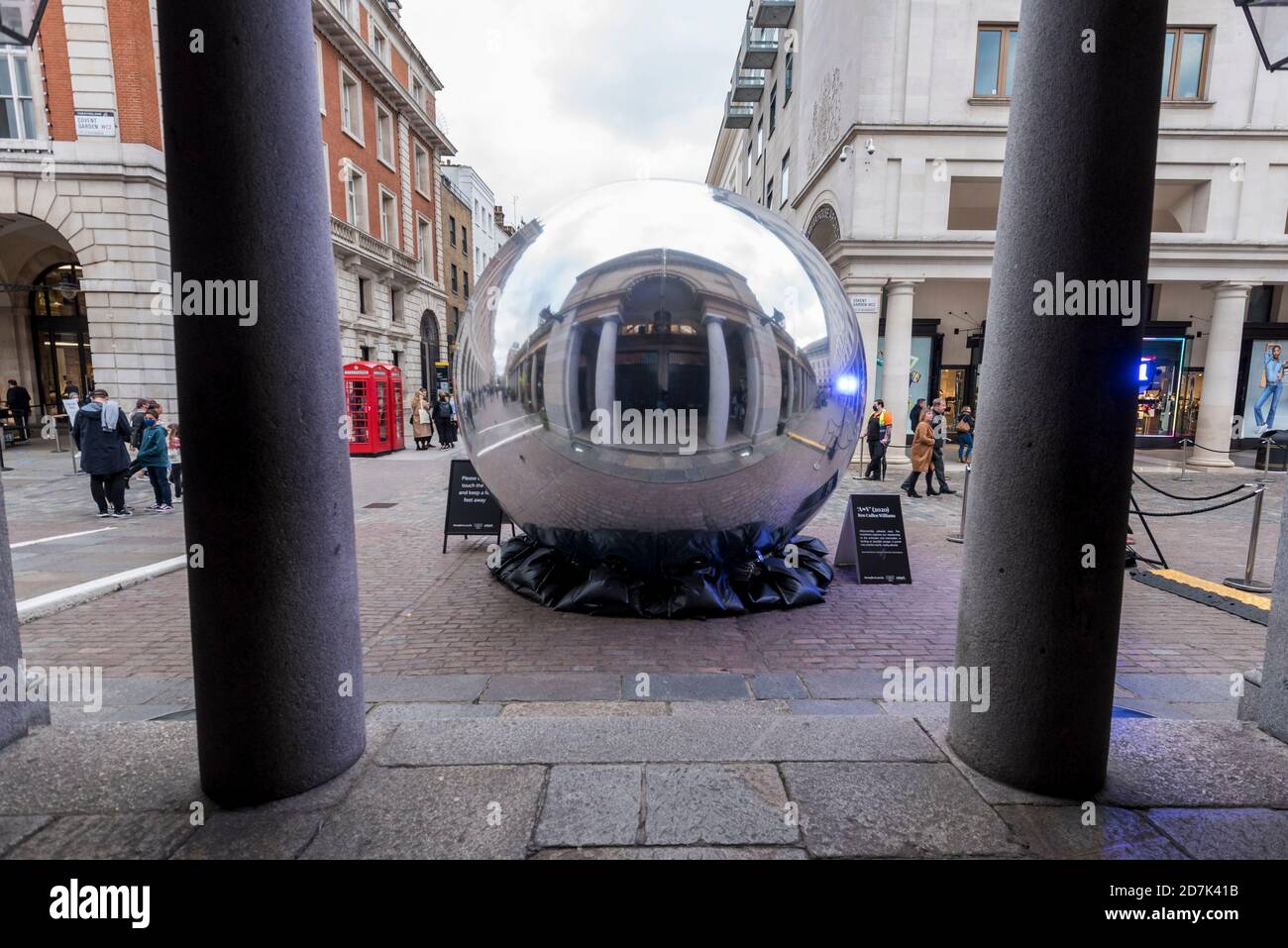 London, Großbritannien. 23. Oktober 2020. In Covent Garden wurde eine neue reflektierende Skulptur namens 'AV', 2020, von Ben Cullen Williams installiert. Shaftesbury plc, Eigentümer von 16 Hektar Land in der Hauptstadt einschließlich Chinatown, Teile von Soho und Covent Garden, hat Notfallpläne angekündigt, um fast £300m zu erhöhen, um es zu helfen, die Coronavirus-Pandemie zu überleben, da Touristen und Arbeiter weg vom West End bleiben. Die Immobilienfirma hat Schwierigkeiten, die Miete von ihren Einzelhandels-, Restaurant- und Barmietern zu sammeln, die eine anhaltend geringere Besucherfrequenz und einen niedrigeren Handel hatten. Kredit: Stephen Chung / Alamy Live Nachrichten Stockfoto