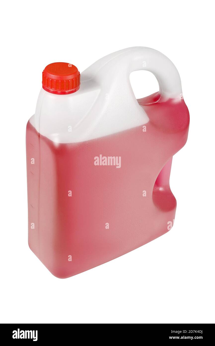 Rotes Frostschutzmittel in einer 5-Liter-Flasche. Reinigungsflüssigkeit, die nicht gefriert. Es gibt Plätze für ein Label. Seitenansicht. Stockfoto