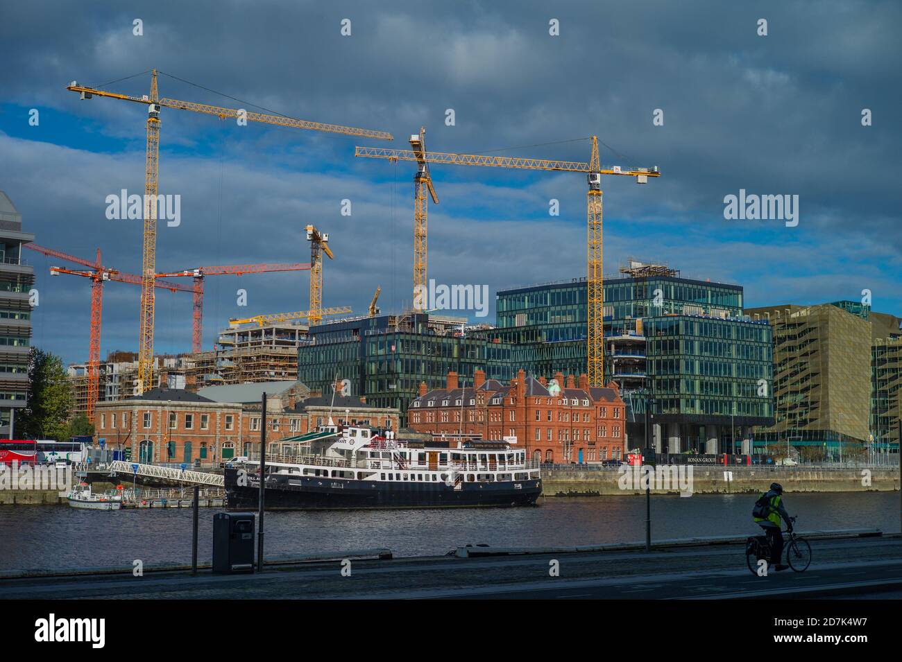 An Cill Áirne, ein altes Trainingsschiff, wurde in Dublins Docklands zu einem schwimmenden Restaurant. Es liegt in der Nähe der neuen Zentralbank von Irland H Stockfoto