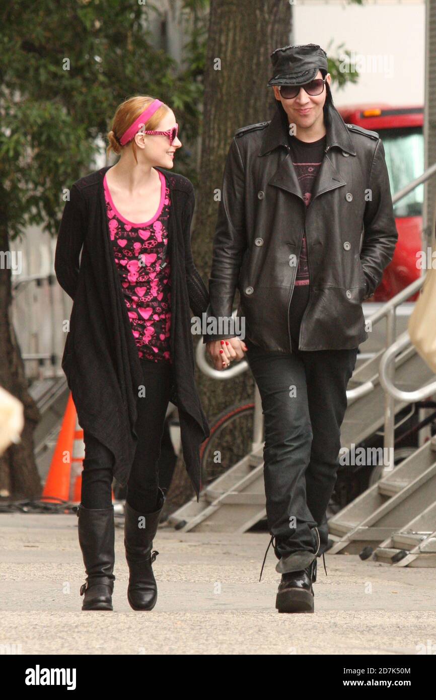 Evan Rachel Wood und Marilyn Manson am Set der HBO-Mini-Serie 'Mildred Pierce' in New York City am 28. Mai 2010. Foto: Henry McGee/MediaPunch Stockfoto