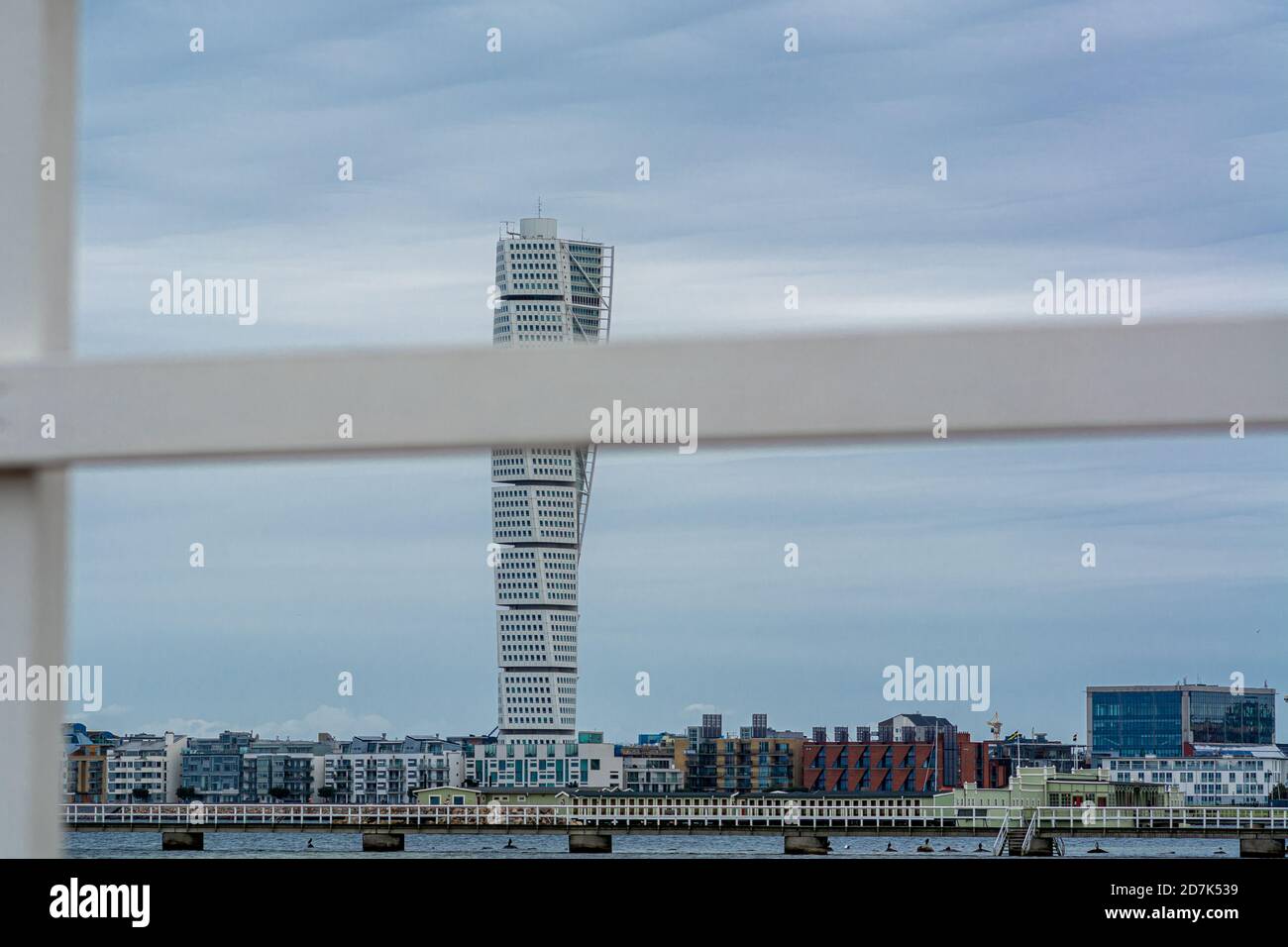 WESTERN Harbour Malmo, Schweden von der Strandpromenade Ribersborgs aus gesehen. Blauer Himmel und fleckige Wolken im Hintergrund Stockfoto