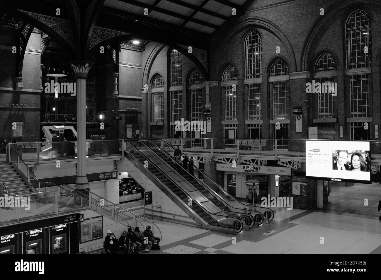 Liverpool Street Station London UK, Hauptpassagierhalle mit wenigen Personen in schwarz und weiß Stockfoto