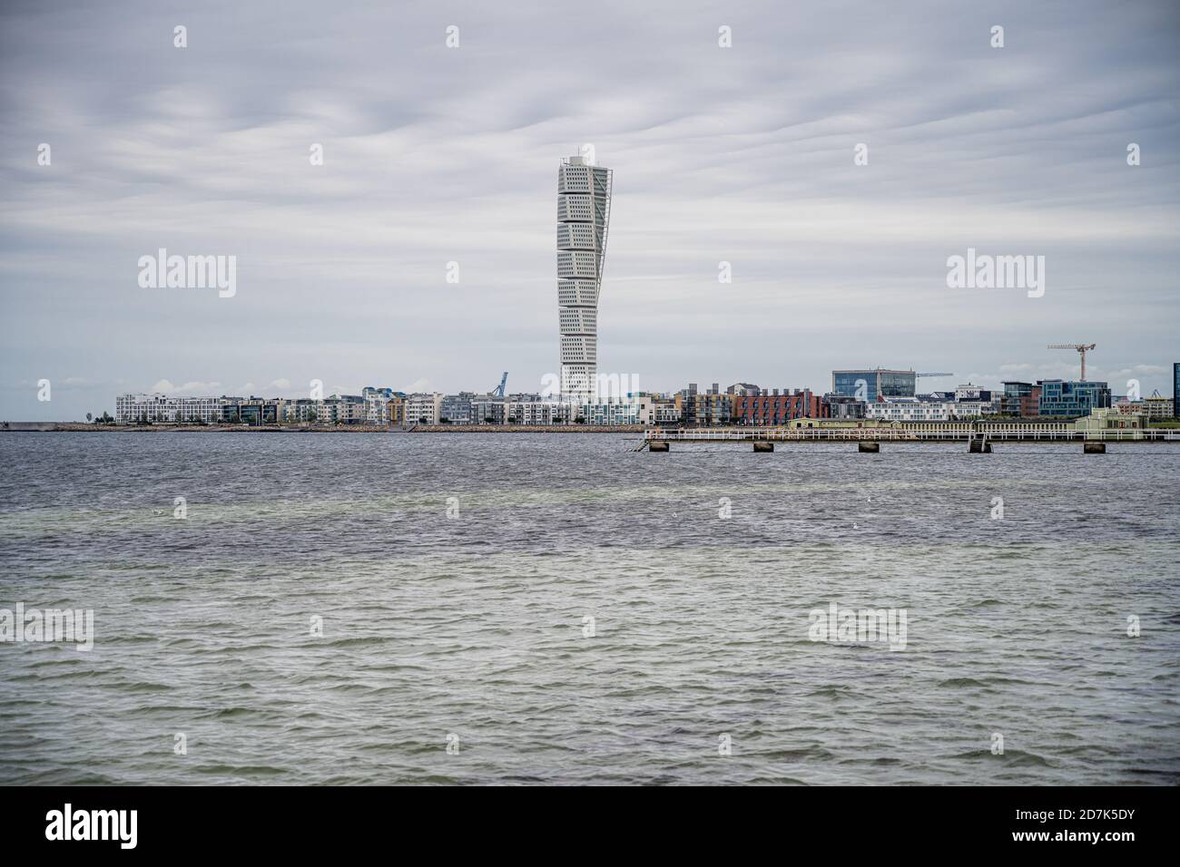 WESTERN Harbour Malmo, Schweden vom Strand von Ribersborgs aus gesehen. Blauer Himmel und fleckige Wolken im Hintergrund Stockfoto