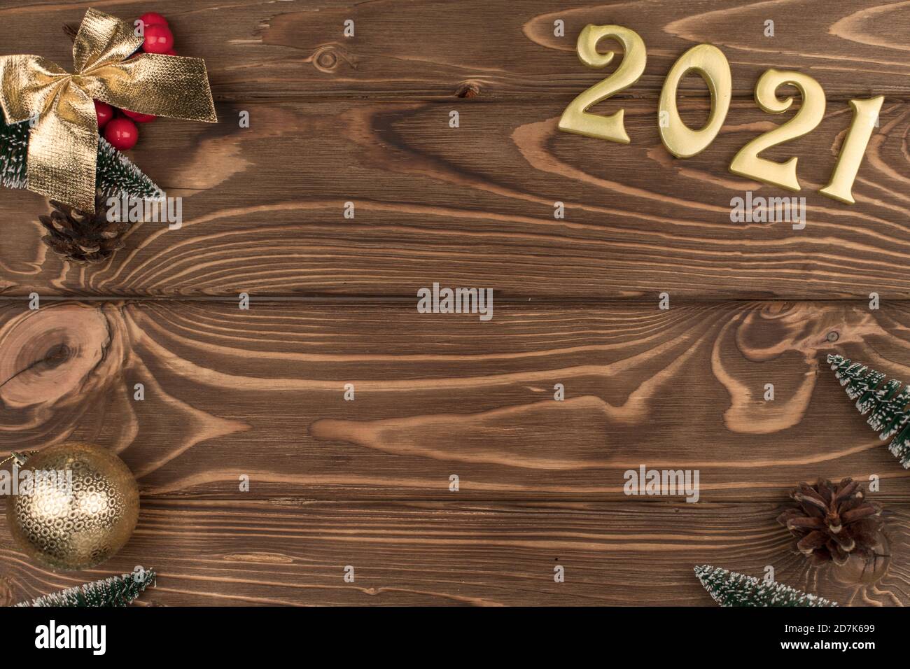Neujahr 2021 Goldene Zahlen auf Holzhintergrund mit Neujahr Dekor, Frohe Weihnachten, flach, Kopie Spase Stockfoto