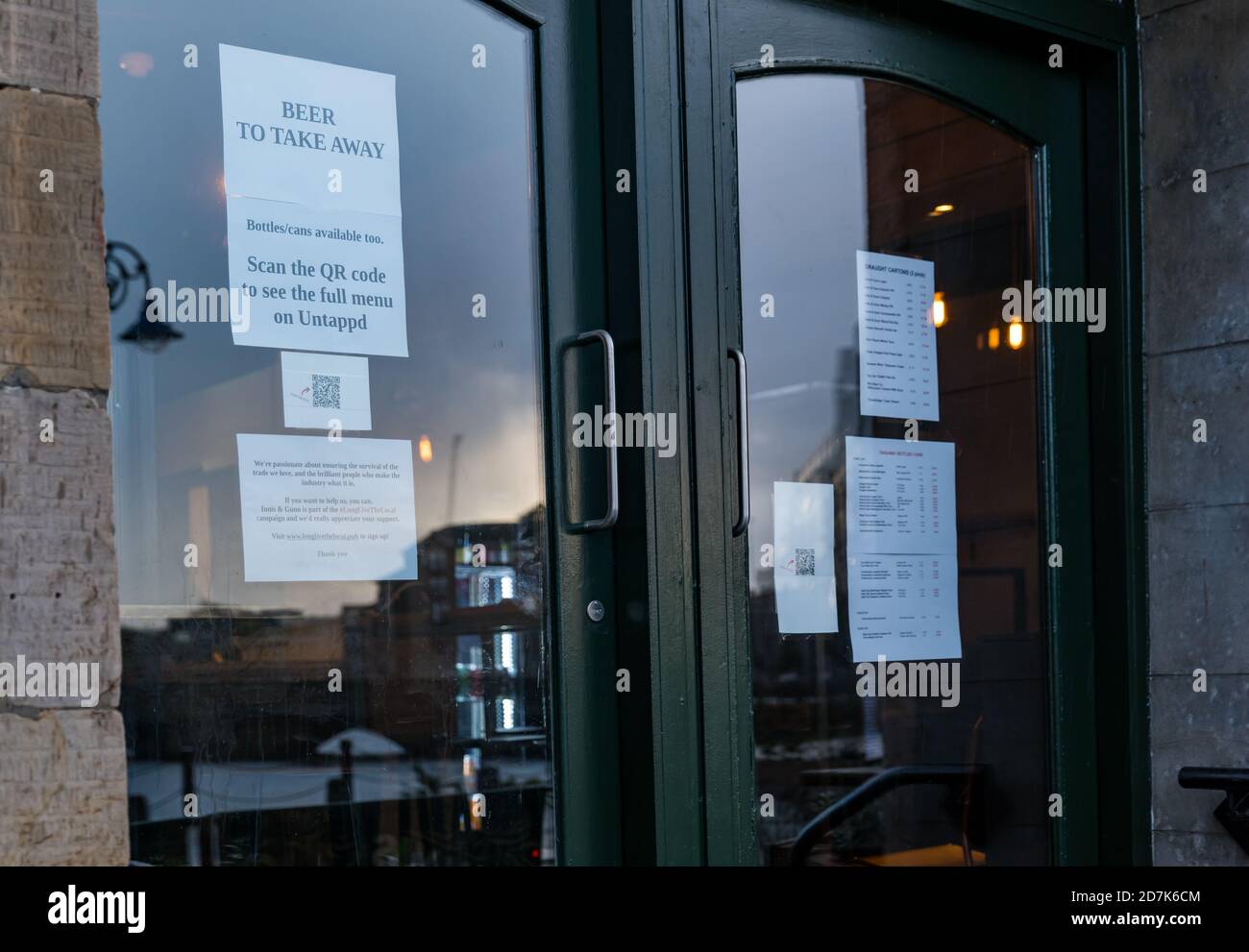 The Shore, Leith, Edinburgh, Schottland, Großbritannien, 23. Oktober 2020. Bars & Restaurants: Viele Restaurants sind geschlossen, da die schottische Regierung während der Covid-19-Pandemie die Beschränkungen für eine dritte Woche verlängert, aber viele sind noch offen und servieren Essen zum Mitnehmen und Bier. Ein Hinweis im Fenster gibt den Kunden einen QR-Code für das Takeaway-Bier in der Brauerei Innis & Gunn, die nur zum Mitnehmen geöffnet ist Stockfoto