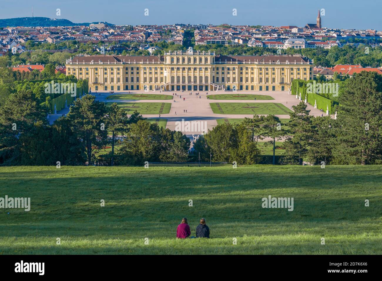 WIEN, ÖSTERREICH - 27. APRIL 2018: Blick auf Schloss Schönbrunn an einem sonnigen Apriltag Stockfoto