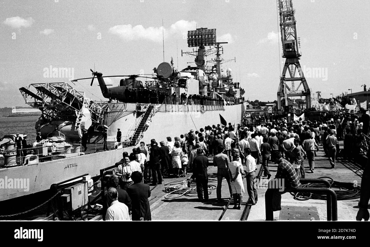 GLÜCKLICHE FAMILIEN ALS CREW VON HMS ANTRIM SIND WIEDER VEREINT MIT IHREN FAMILIEN AUF DEN SCHIFFEN ZURÜCK NACH PORTSMOUTH DIE FALKLANDS 1982 Stockfoto