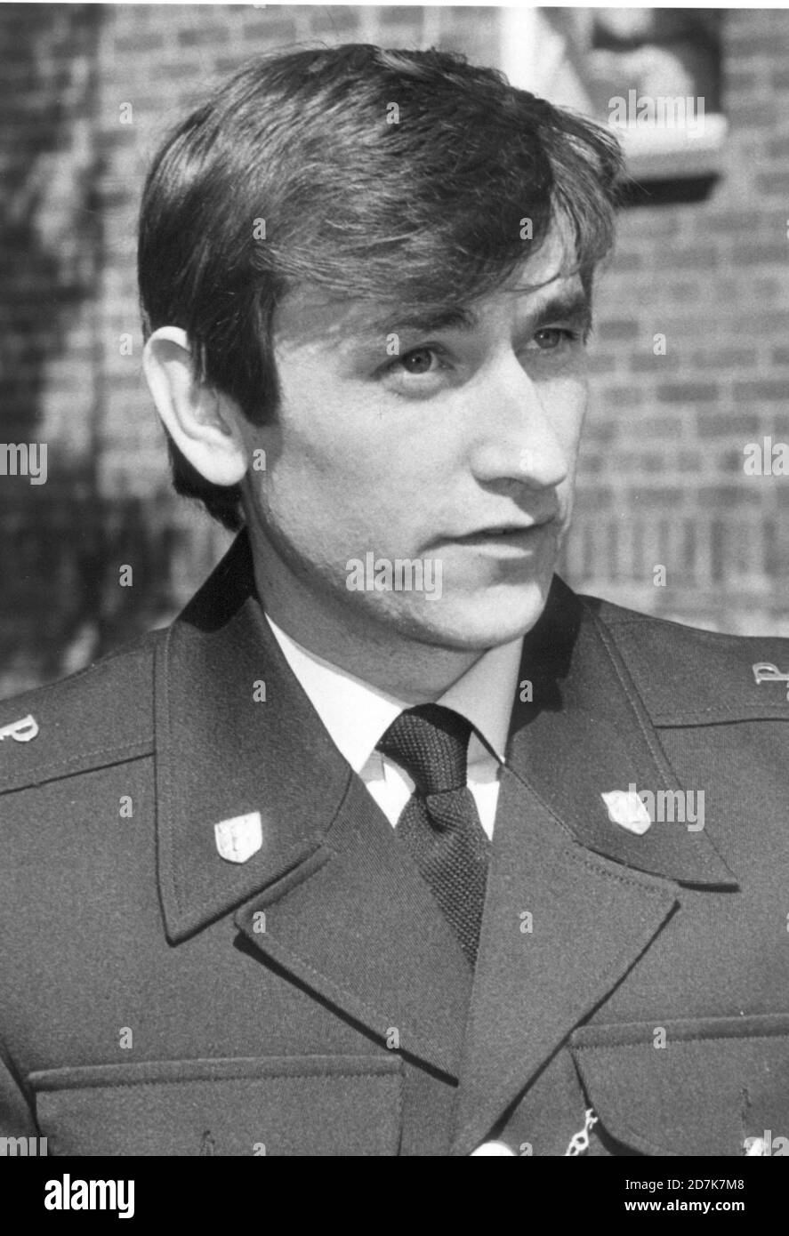 ERSCHOSSEN POLIZIST PC TIMOTHY PHILLIPS AUS LITTLEHAMPTON VERLÄSST ST. RICHARDS HOSPITAL, CHICHESTER. 1984 Stockfoto