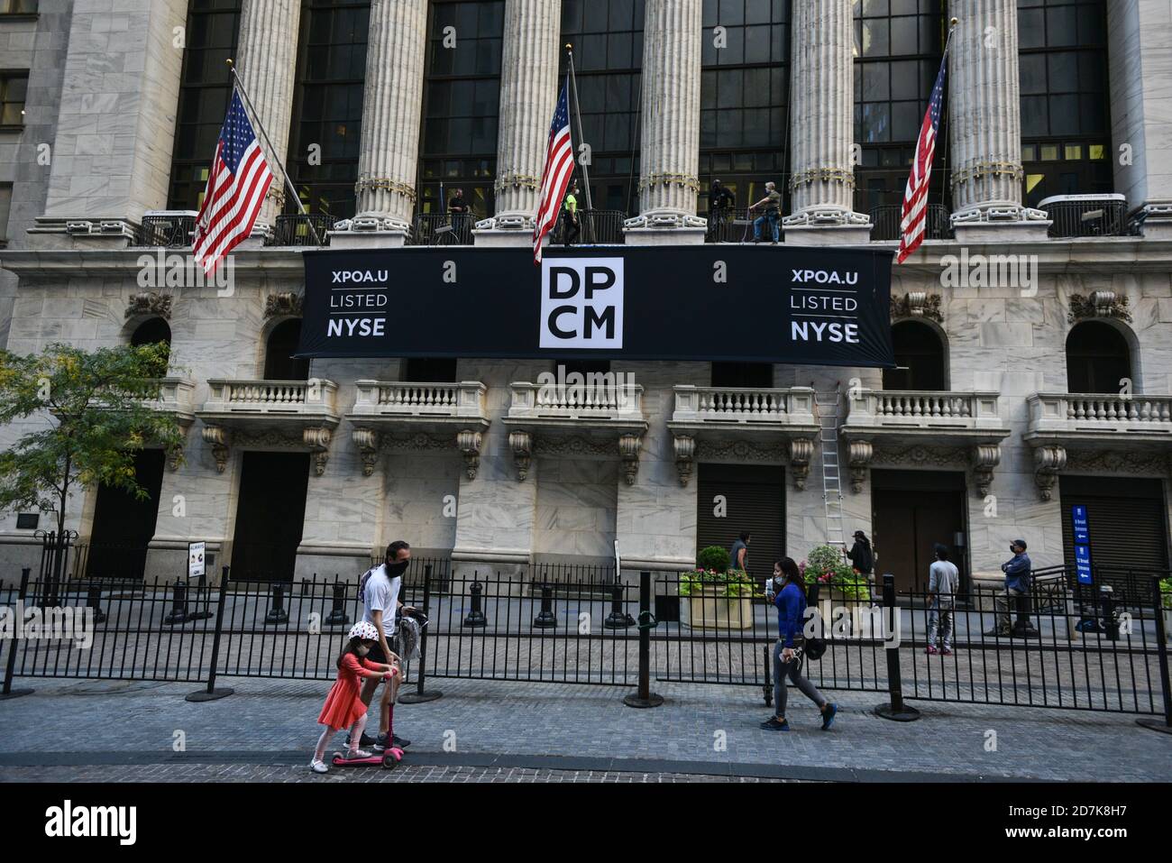 Fußgänger passieren am 21. Oktober 2020 in New York vor der New Yorker Börse (NYSE). Stockfoto