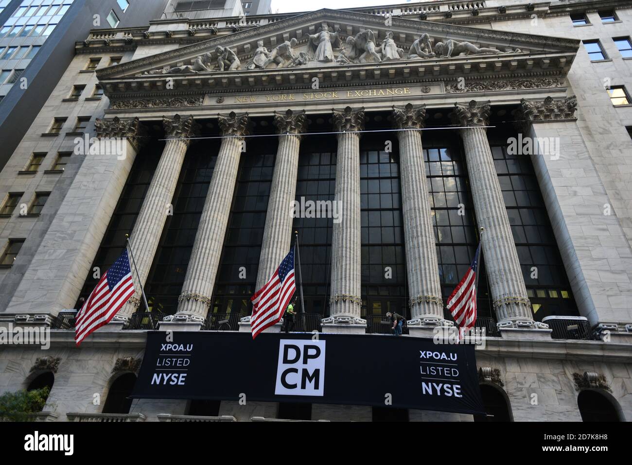 Fußgänger passieren am 21. Oktober 2020 in New York vor der New Yorker Börse (NYSE). Stockfoto