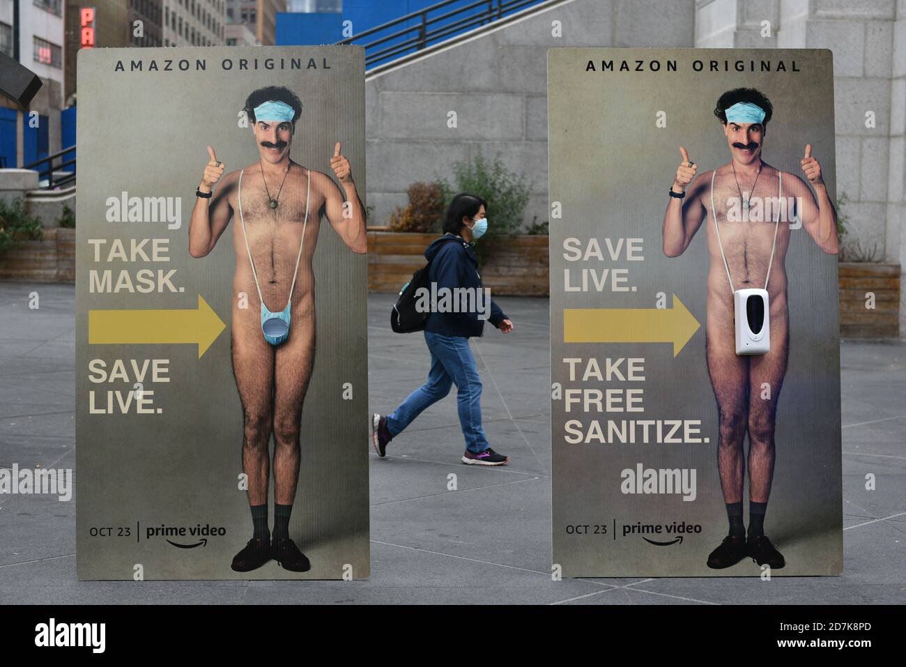 New Yorker nehmen eine kostenlose Gesichtsmaske von einer lifesize Poster  von Sacha Baron Cohen im Rahmen einer Promotion Für den neuen Film 'Borat  fulminent Moviefi Stockfotografie - Alamy