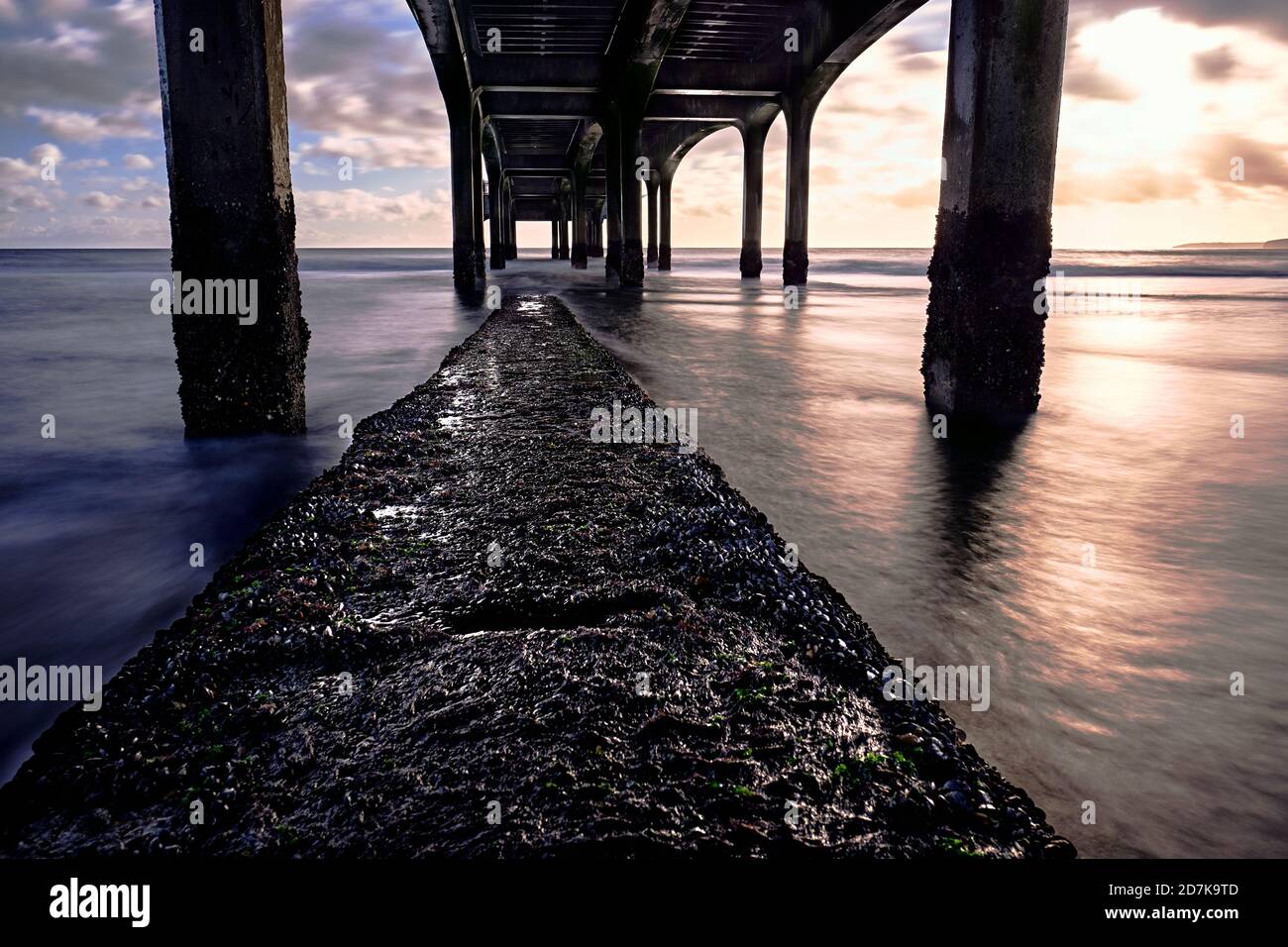 Unter Dem Pier Raus Zum Meer, Wolkiger Himmel Stockfoto