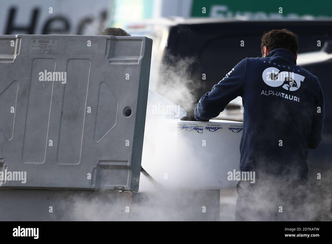 Internationale Rennstrecke Algarve, Portimao, Portugal. Oktober 2020. Formel 1, Portugal Grand Prix, Tag der Übung; Scuderia AlphaTauri Honda Mechaniker holen Trockeneis Kredit: Action Plus Sport/Alamy Live News Stockfoto