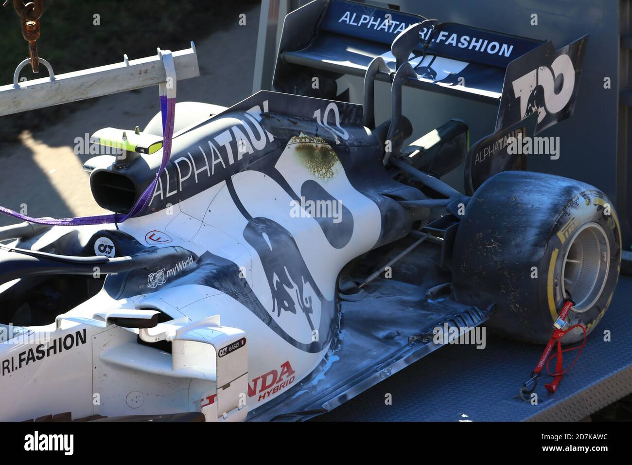 Internationale Rennstrecke Algarve, Portimao, Portugal. Oktober 2020. Formel 1, Portugal Grand Prix, Trainingstag; Scuderia AlphaTauri Honda, Pierre Gasly Auto stoppt auf der Strecke wegen Feuer Kredit: Action Plus Sport/Alamy Live News Stockfoto