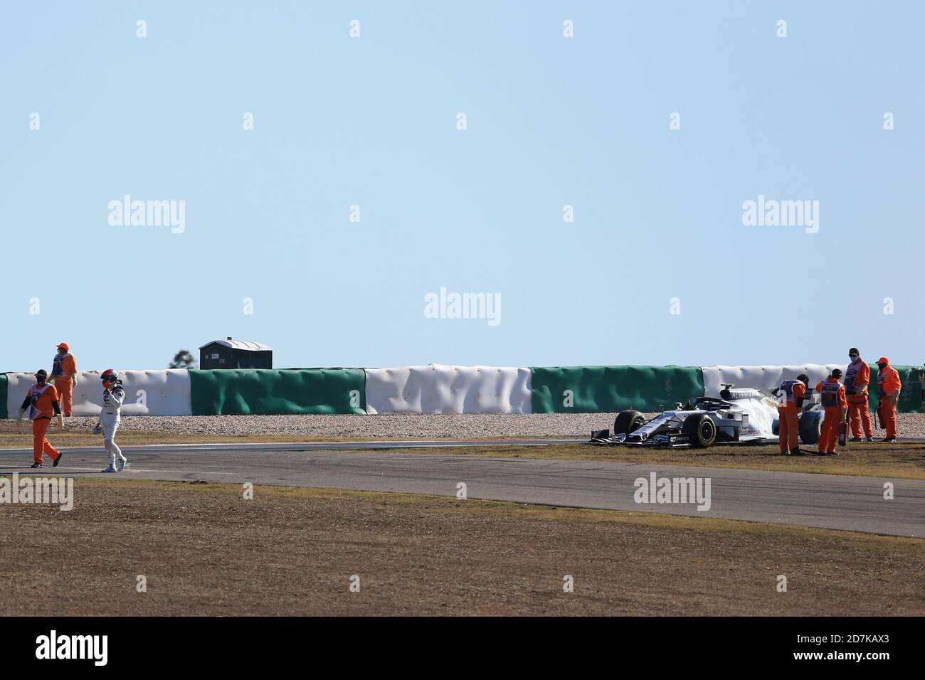 Internationale Rennstrecke Algarve, Portimao, Portugal. Oktober 2020. Formel 1, Portugal Grand Prix, Trainingstag; Scuderia AlphaTauri Honda, Pierre Gasly Auto stoppt auf der Strecke wegen Feuer Kredit: Action Plus Sport/Alamy Live News Stockfoto