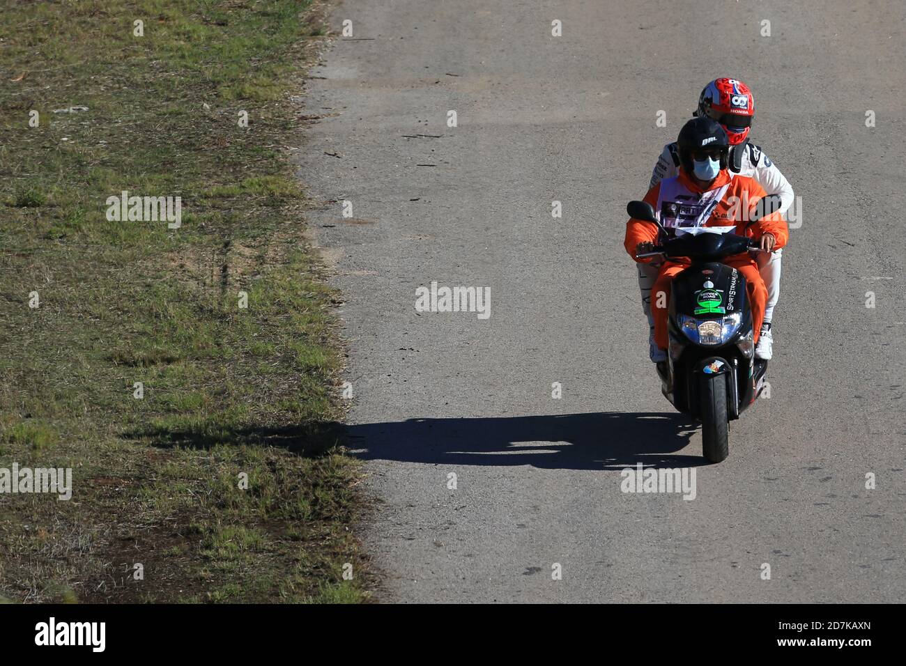 Internationale Rennstrecke Algarve, Portimao, Portugal. Oktober 2020. Formel 1, Portugal Grand Prix, Trainingstag; Scuderia AlphaTauri Honda, Pierre Gasly bekommt einen Aufzug zurück zum Fahrerlager, nachdem sein Auto auf der Strecke hält.Credit: Action Plus Sports/Alamy Live News Stockfoto