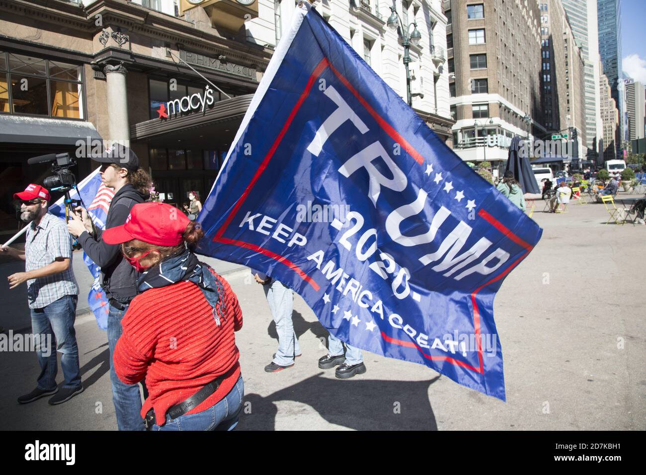 Pro Trump Anhänger sammeln sich am Broadway durch Macy's Department Store in New York City. Stockfoto