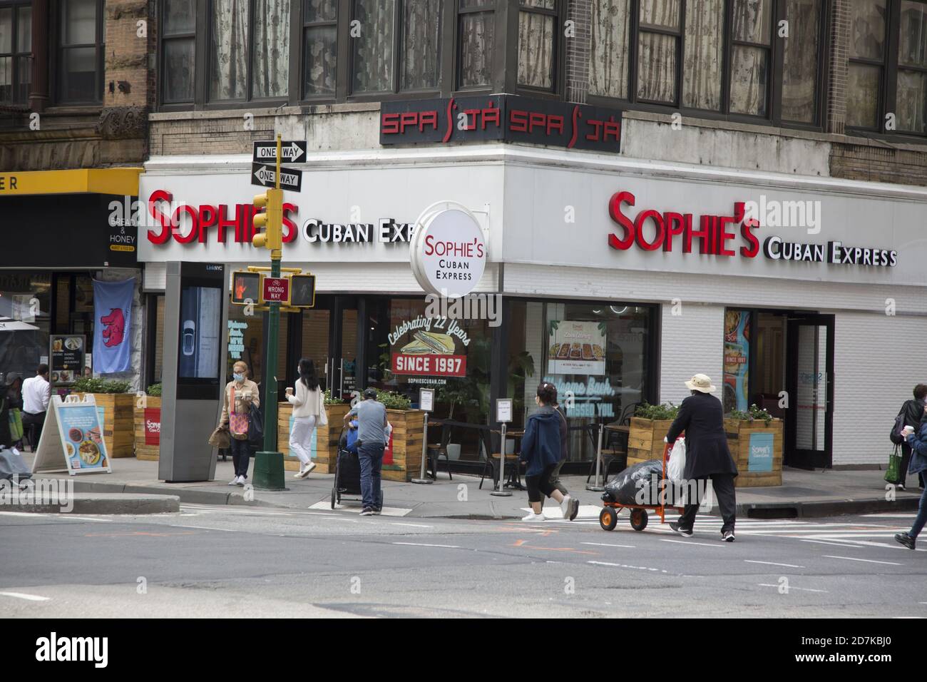 Sophies kubanische Küche an der Ecke 56th Street und Eighth Avenue in Manhattan, New York City. Stockfoto