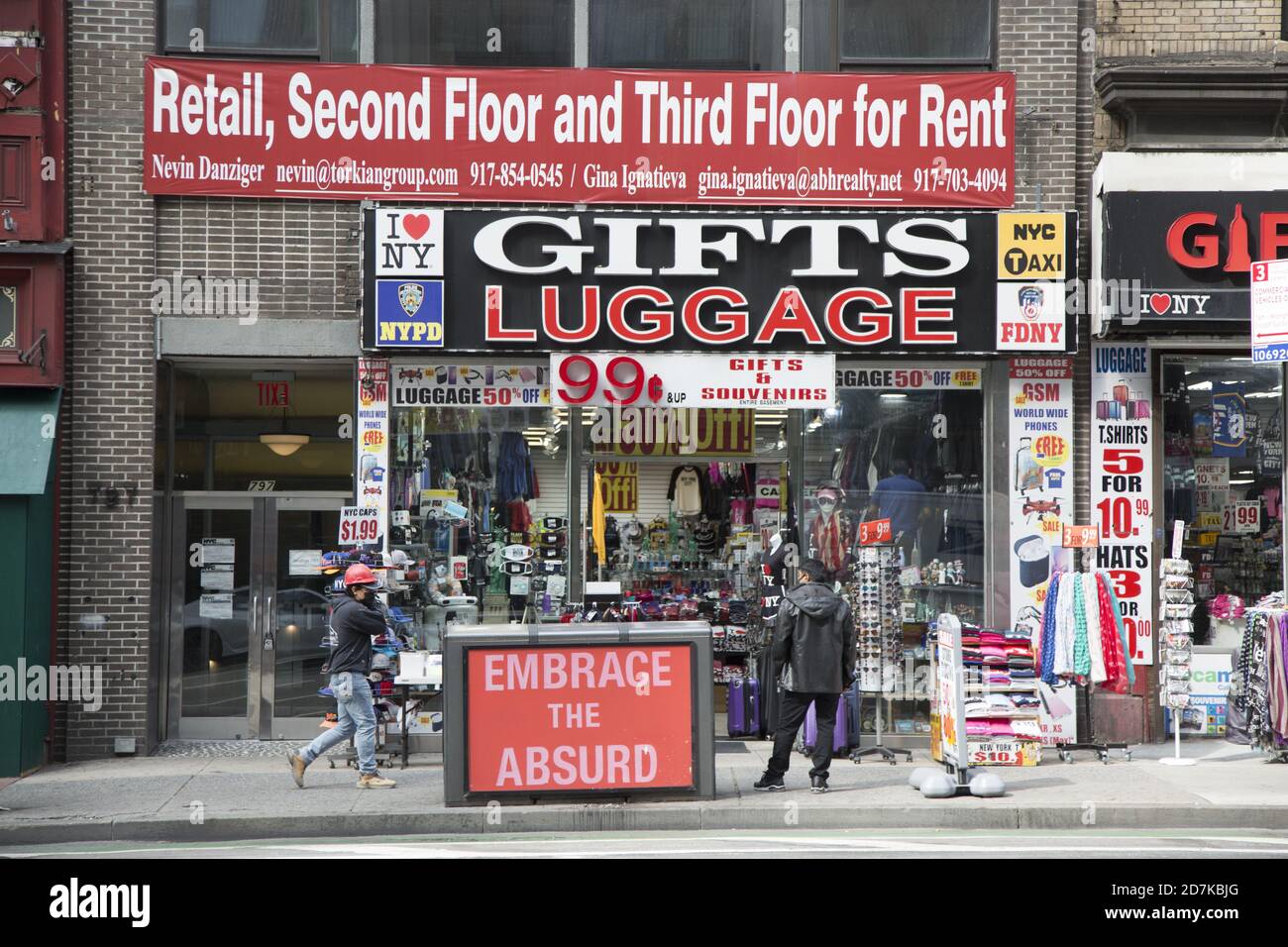 Unternehmen entlang der 8th Avenue in der West 49th Street in Manhattan, New York City. Stockfoto