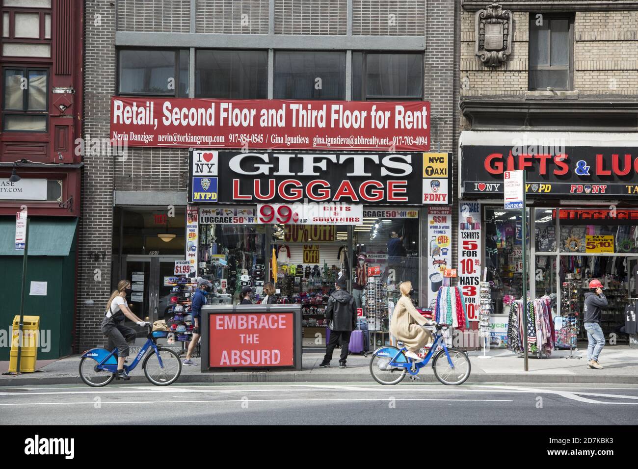 Unternehmen entlang der 8th Avenue in der West 49th Street in Manhattan, New York City. Stockfoto