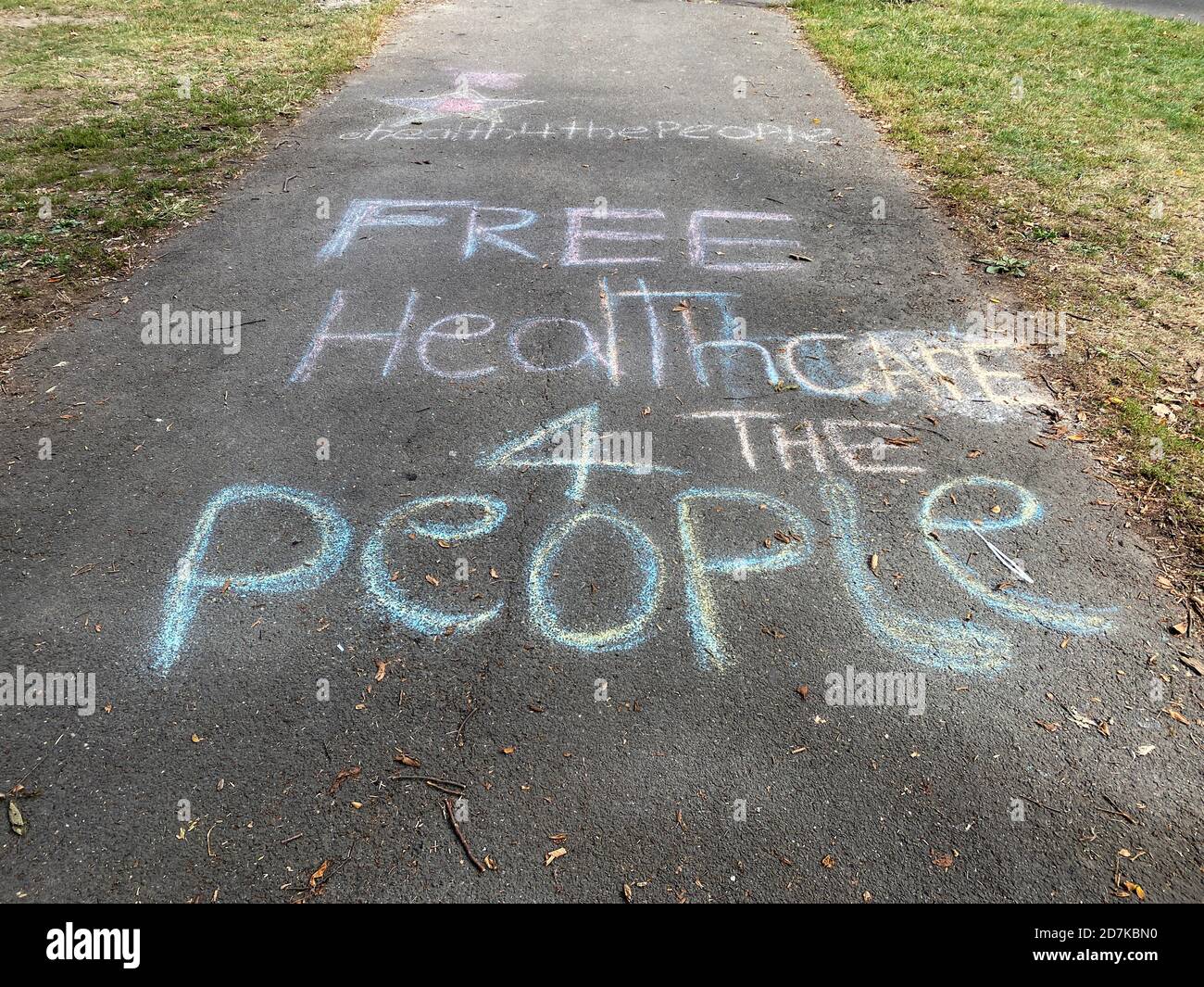Geschrieben auf einem Gehweg in Prospect Park, Brooklyn, New York. „Kostenlose Gesundheitsversorgung Für Die Menschen“ Stockfoto