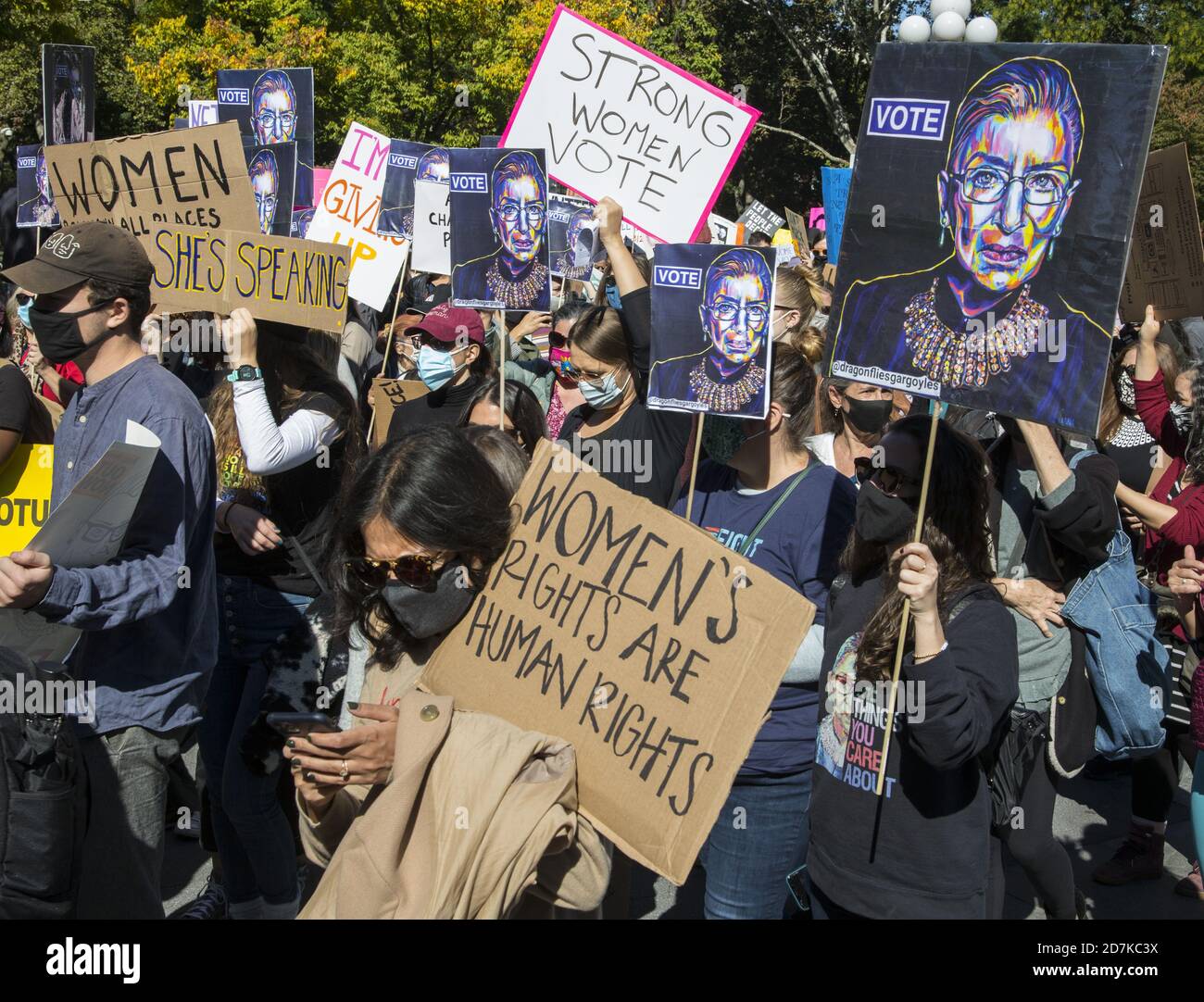 Männer marschieren mit Frauen in vielen Städten auf der ganzen Welt bei einem innerstaatlichen Frauenmarsch am 17. Oktober 2020, der sich für die Rechte von Frauen sowie für alle Formen von Ungerechtigkeit auf der ganzen Welt einsetzt. (New York City) Stockfoto