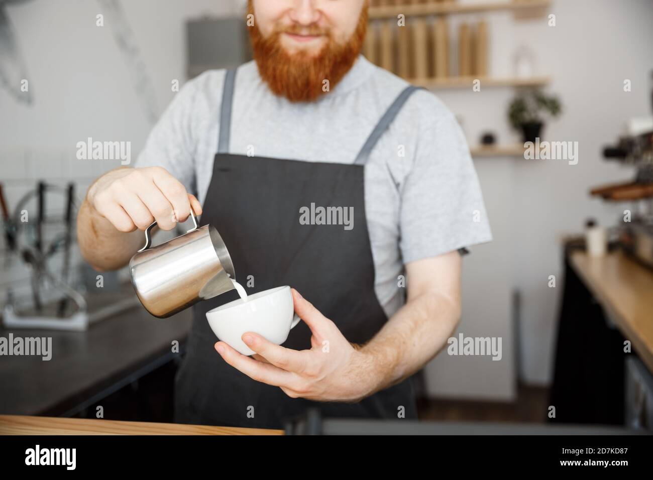 Kaffee Business Konzept - gut aussehender bärtiger Mann im Vorfeld Kaffee im Stehen im Cafe Stockfoto