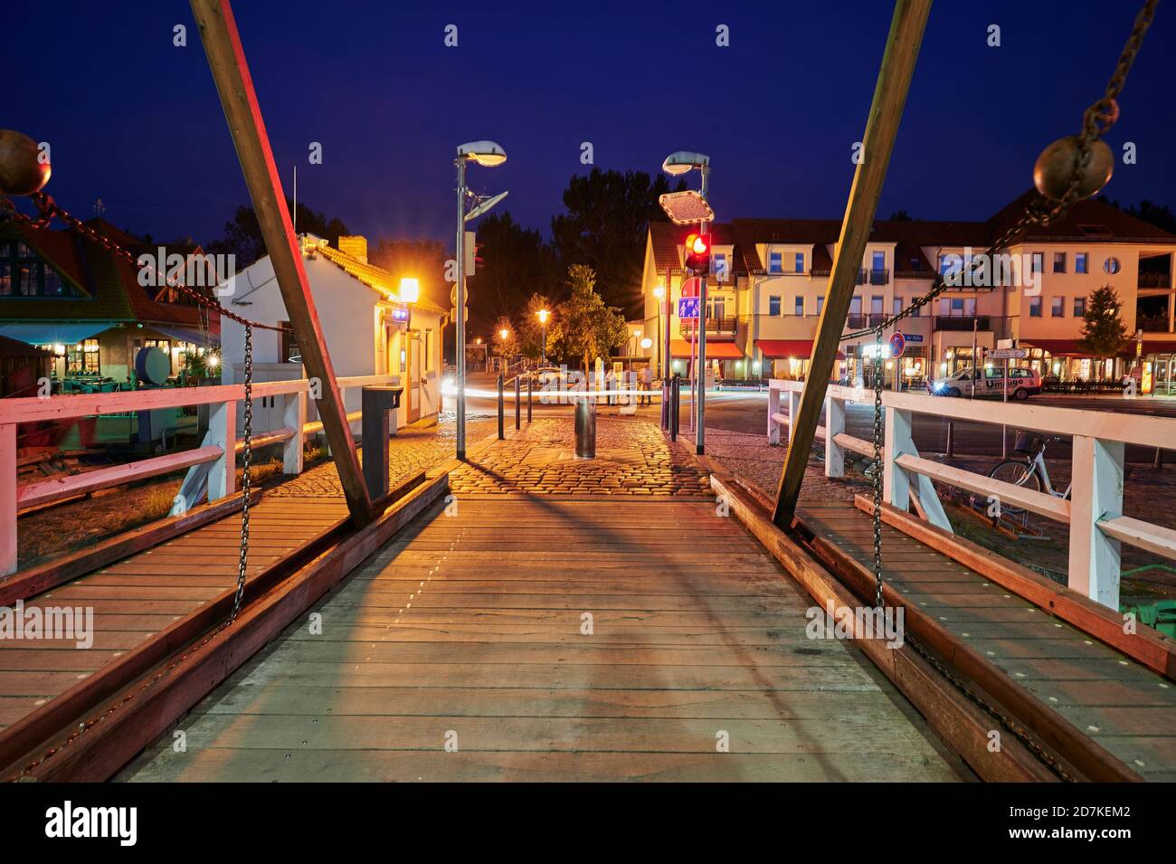 Greifswald, Deutschland - 30. August 2020: Blick auf den Greifswalder Segelhafen mit der historischen Bascule-Brücke und reflektierenden Lichtern zur blauen Stunde. Stockfoto