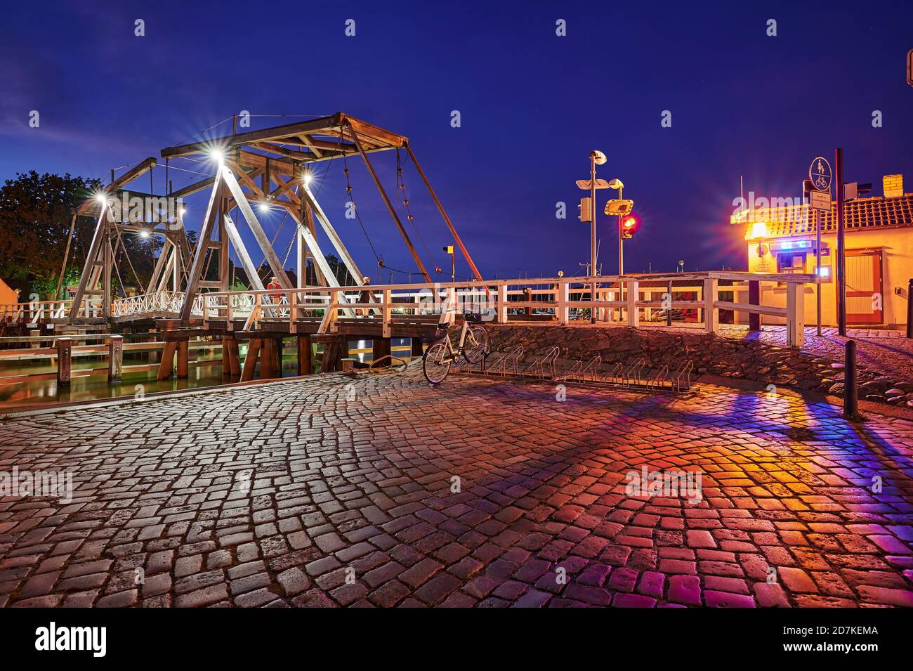 Greifswald, Deutschland - 30. August 2020: Blick auf den Greifswalder Segelhafen mit der historischen Bascule-Brücke und reflektierenden Lichtern zur blauen Stunde. Stockfoto