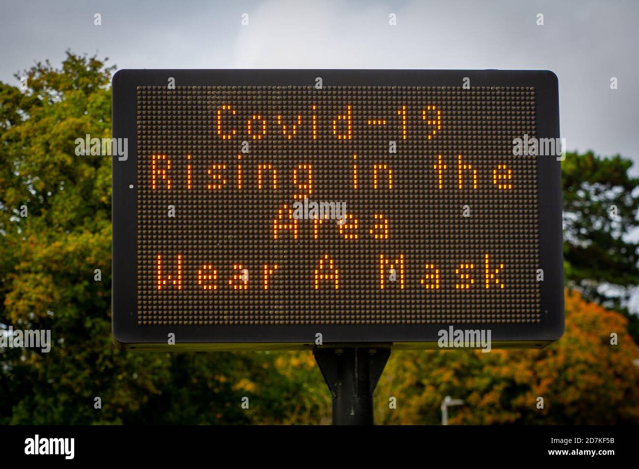 Stoke Mandeville, Buckinghamshire, Großbritannien. Oktober 2020. Ein Straßenschild LED-Bildschirm Warnung Passanten und Bewohner, dass Covid-19 steigt im Bereich und eine Maske zu tragen. Buckinghamshire bleibt weiterhin in Tier 1 der Covid-19-Beschränkungen, doch hat es in den letzten Wochen einen signifikanten Anstieg der Anzahl der positiven Covid-19-Fälle gegeben. Quelle: Maureen McLean/Alamy Live News Stockfoto