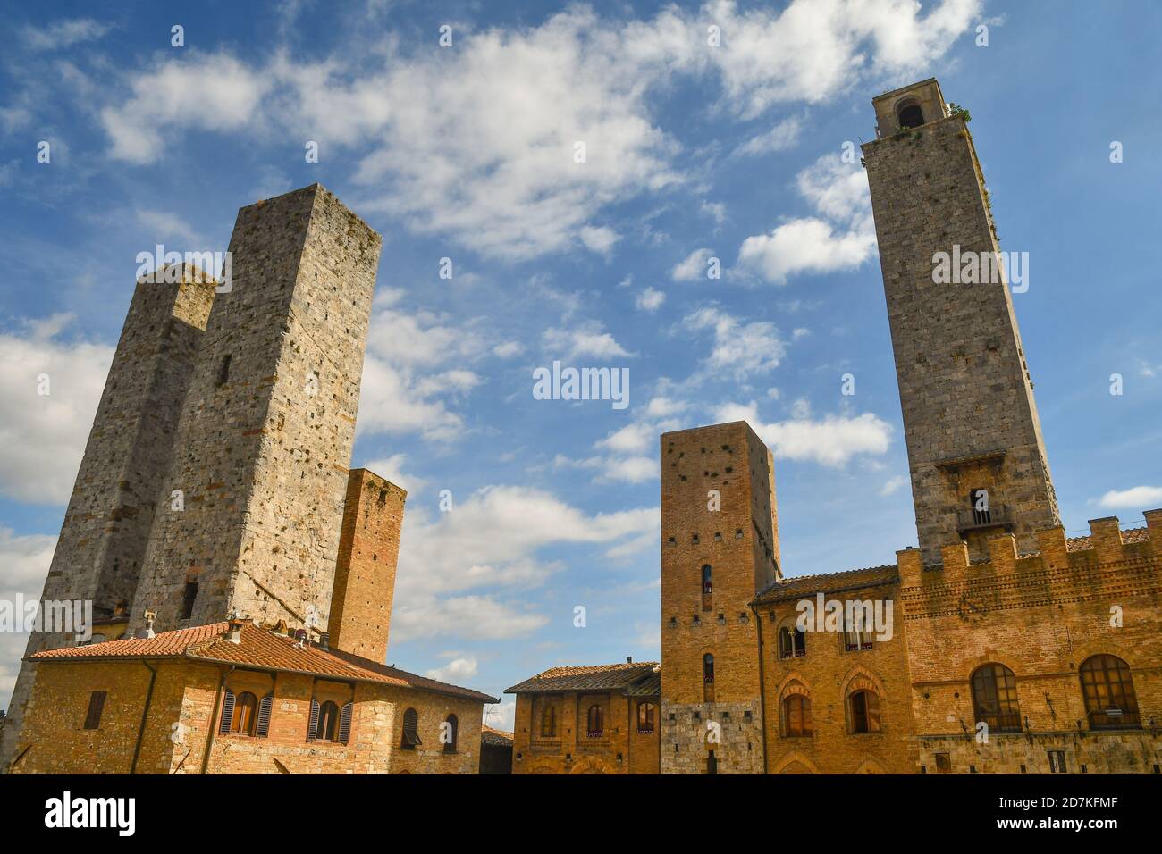 5 der 14 noch erhaltenen mittelalterlichen Türme von San Gimignano, von links: Die beiden Zwillingstürme (Salvucci), Pettini, Chigi und Rognosa, Siena, Toskana, Italien Stockfoto