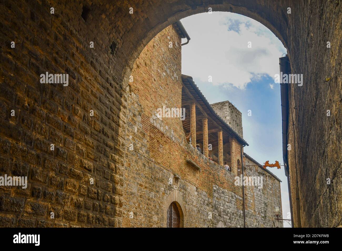 Bogengang unter dem Torre Grossa, dem höchsten Turm in San Gimignano (54 m), mit dem Äußeren des Civic Museum, Siena, Toskana, Italien Stockfoto