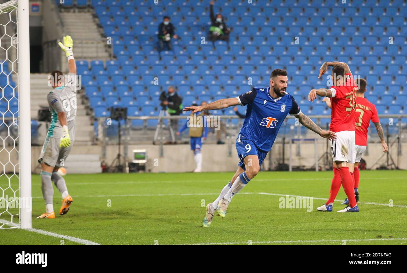 Posen Stadion, Posen, Polen. Oktober 2020. Europa League Fußball, Lech Poznan gegen Benfica; Mikael Ishak (Lech), punktet für Lech Poznan und dreht sich in der Feier Credit: Action Plus Sports/Alamy Live News Stockfoto