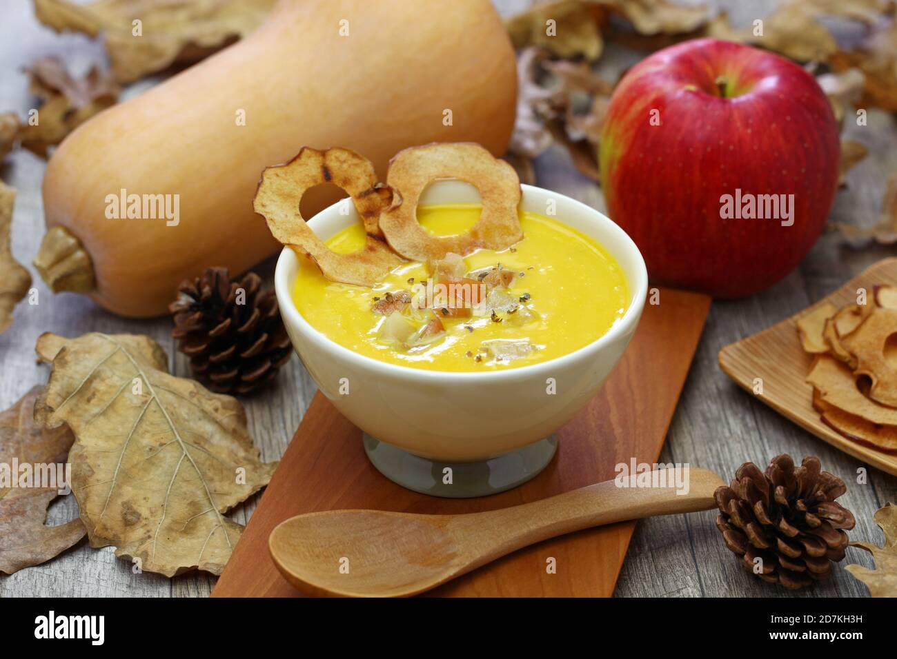 butternut Kürbis und Apfelsuppe für halloween Dinner Stockfoto