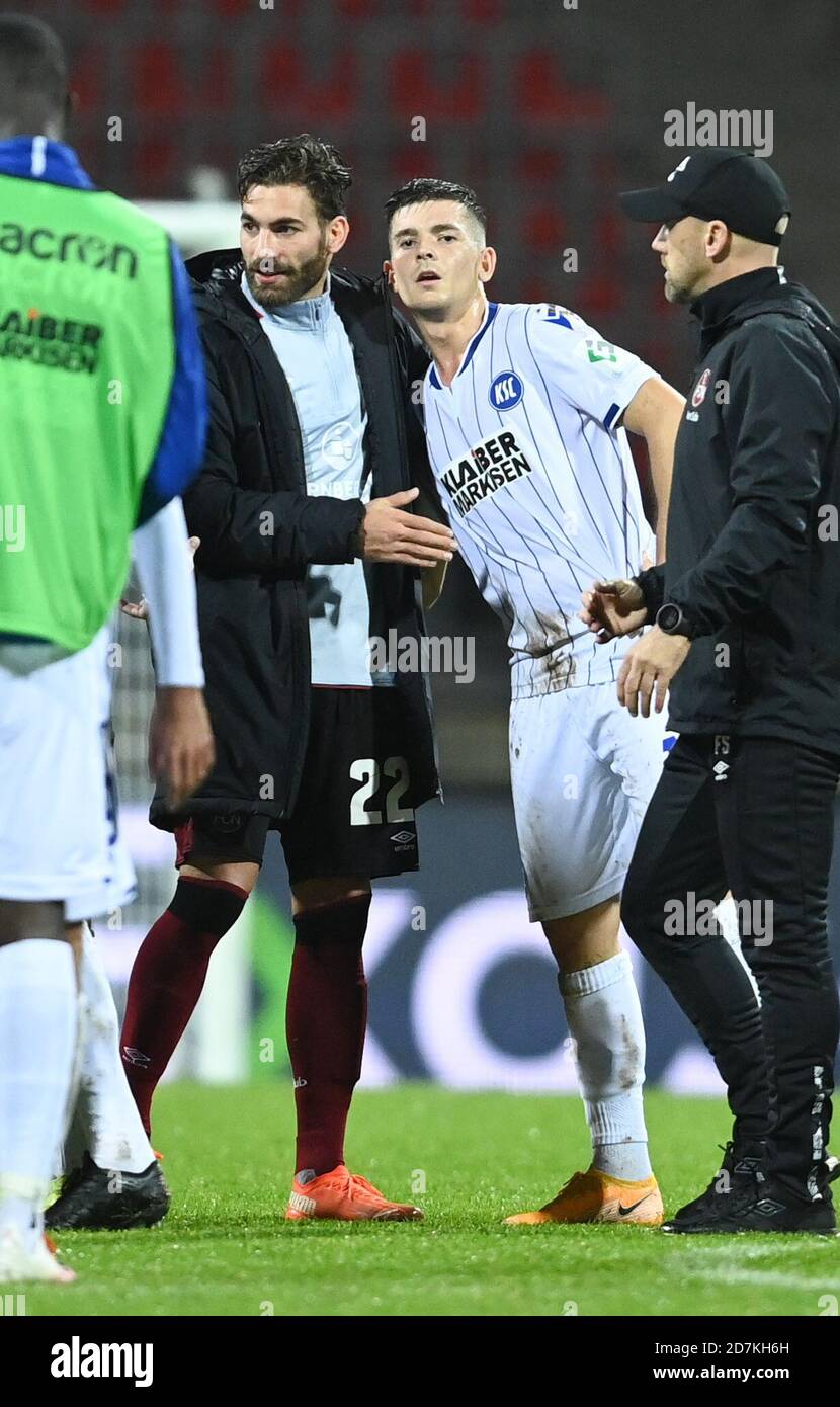 Punkte teilen: Marvin Wanitzek (KSC)/r und Enrico Valentini (1.FCN) nach dem Ende des Spiels. GES/Fußball/2. Bundesliga: FC Nürnberg - Karlsruher SC, 23.10.2020 Fußball: 2. Liga: Nürnberg gegen Karlsruher SC, Nürnberg, 23. Oktober 2020 Stockfoto