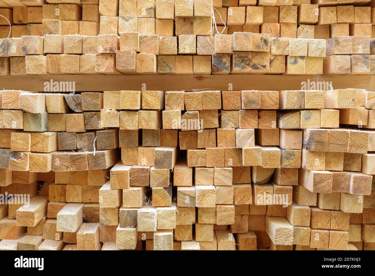 Schnittholz im Sägewerk, Enden von Holzblöcken für Textur Hintergrund. Gesägte und verarbeitete Holz im Lager, Holzstapel im Werkshof. Haufen Holzboa Stockfoto