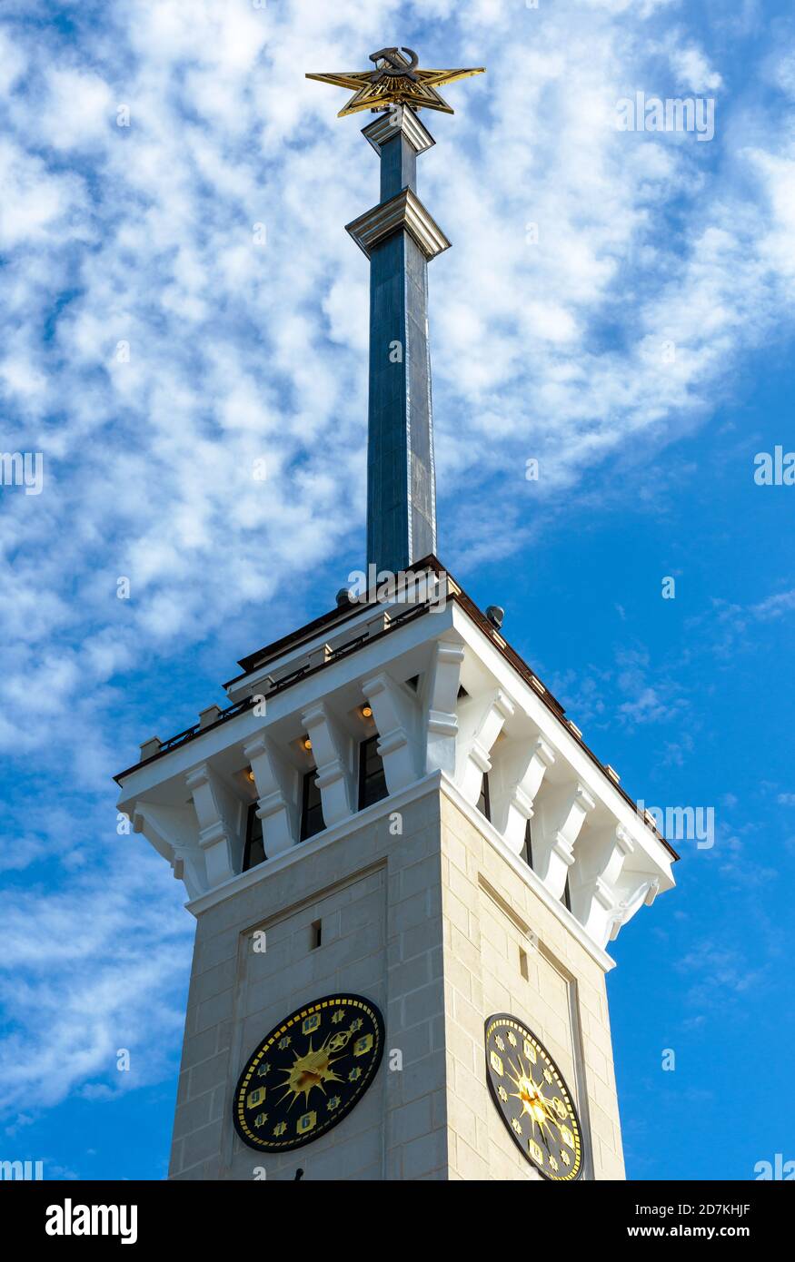 Spire of Northern River Terminal mit Uhr und Stern, Moskau, Russland. Altes Gebäude im stalinistischen Stil, das 2020 Jahr in Moskau im Norden renoviert wurde. Mo Stockfoto