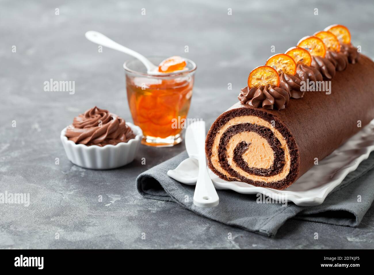 Schweizer Schokoladenkuchen mit kandierten Kumquats, selektiver Fokus Stockfoto