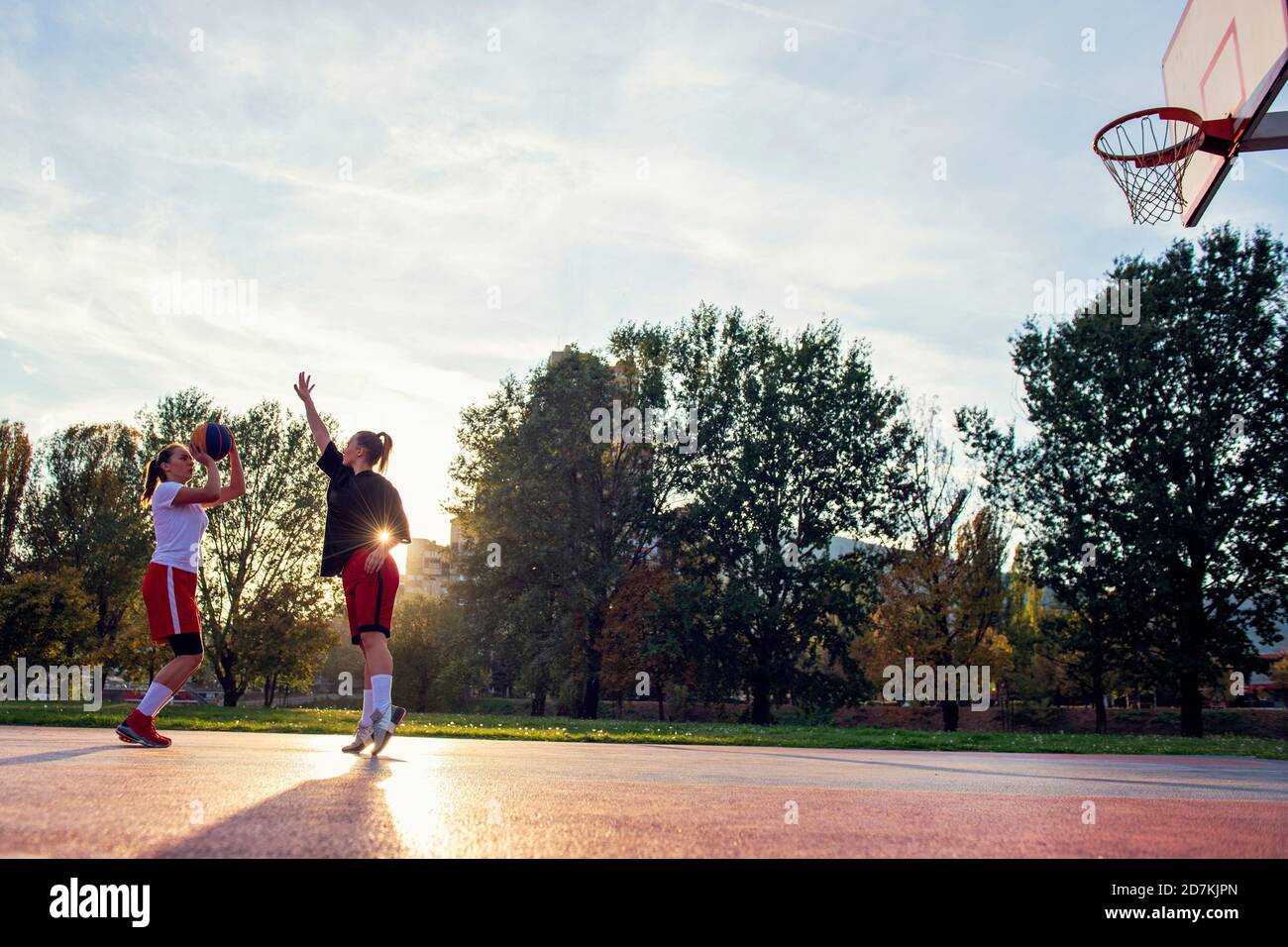 Frau-Basketball-Spieler haben Treining und trainieren Sie im Basketballplatz im City auf Straße Stockfoto