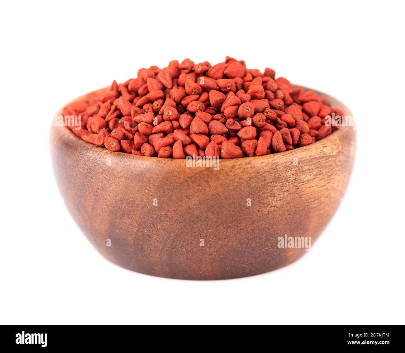 Annatto Samen in Holzschale, isoliert auf weißem Hintergrund. Achiote Samen, bixa orellana. Natürlicher Farbstoff zum Kochen und Essen. Stockfoto