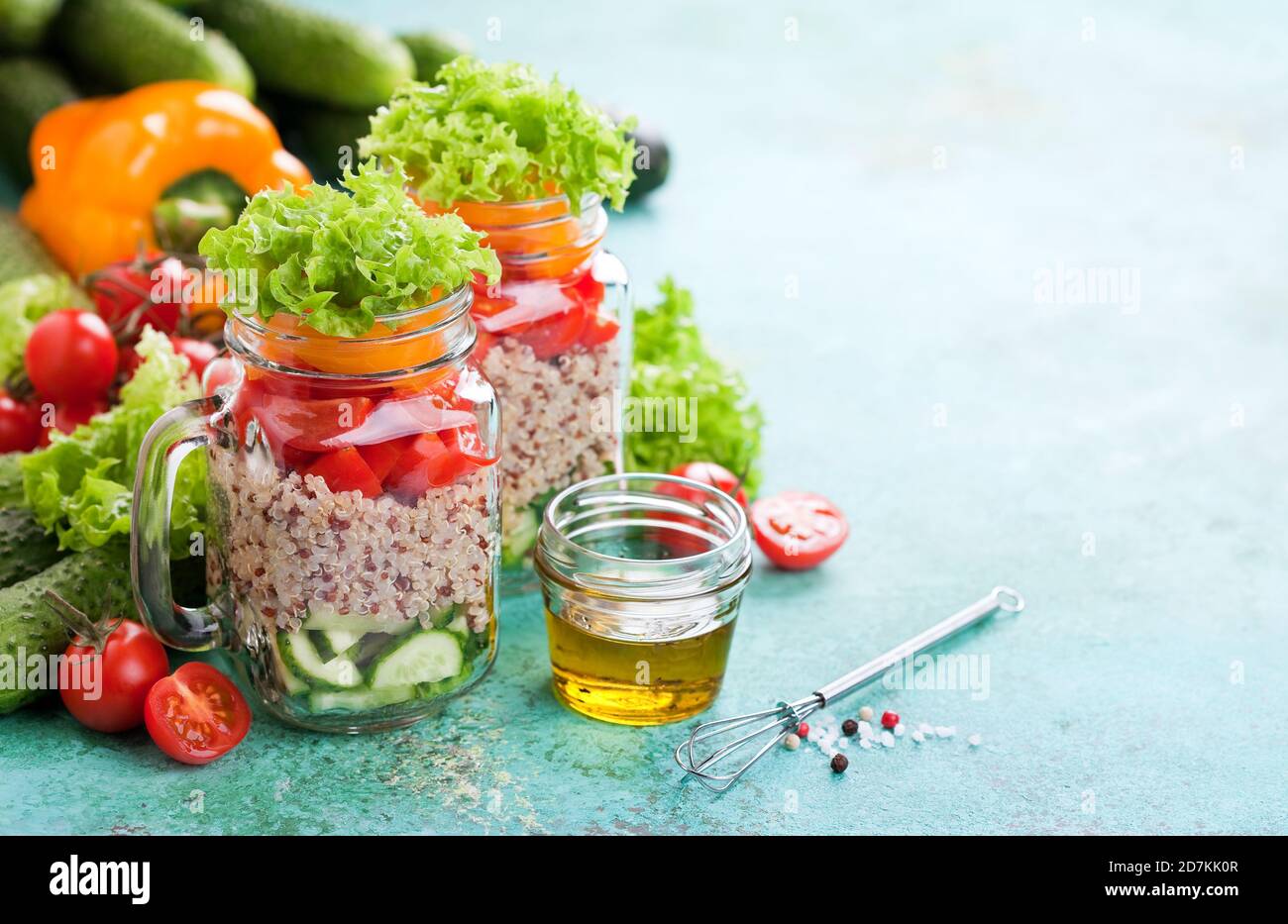 Quinoa und frischer Gemüsesalat in Gläsern, selektiver Fokus Stockfoto