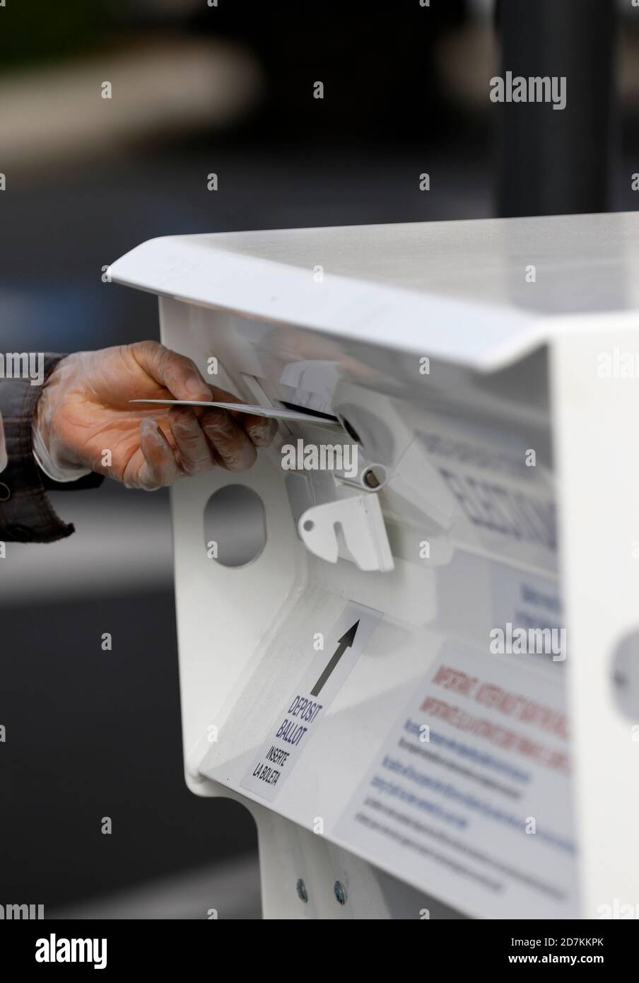 Ein Wähler legt seinen Stimmzettel an einer offiziellen Abgabestelle außerhalb des Wahlbüros ab, eine Reihe von Abgabestellen wurden um Santa Barbara herum platziert. Stockfoto