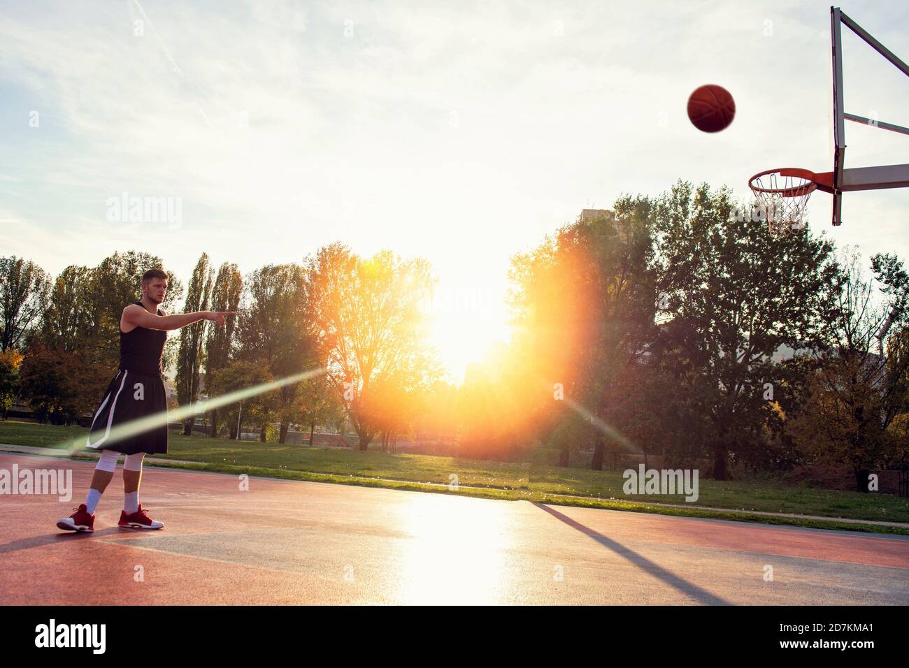 Junger Mann springen und eine fantastische Slam Dunk Streetball, Basketball zu spielen. Urbane verbindlich. Stockfoto