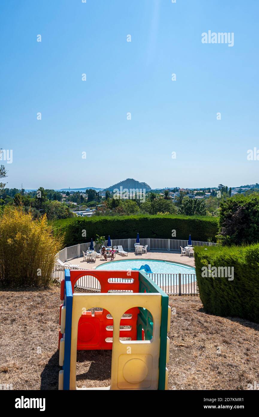 Blick auf den privaten Swimmingpool mit dem ikonischen Gebäude von Villeneuve Loubet „La Marina“ im Hintergrund Stockfoto
