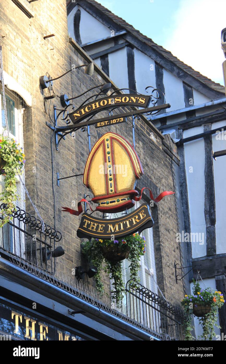 Foto von The Mitre, Nicholson's Pub and Restaurant in Bridge Street, Cambridge Stockfoto