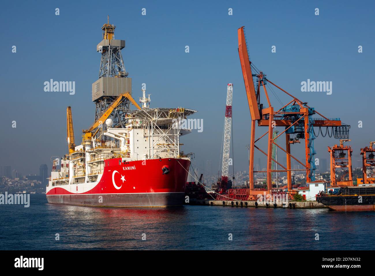 Kanuni Bohrschiff ist in Haydarpasa Hafen in Istanbul, Türkei am 23. Oktober 2020. Kanuni ist ein Ultra-Tiefwasserbohrer der sechsten Generation mit Türkei-Kennzeichnung Stockfoto