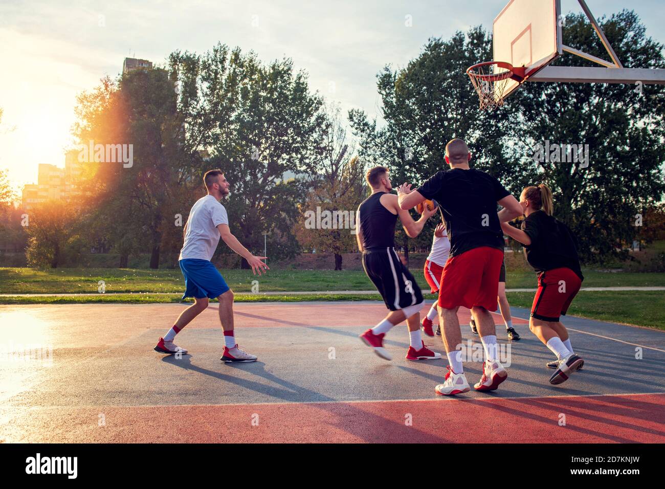 Gruppe von jungen Freunden Basketball Spiel Stockfoto