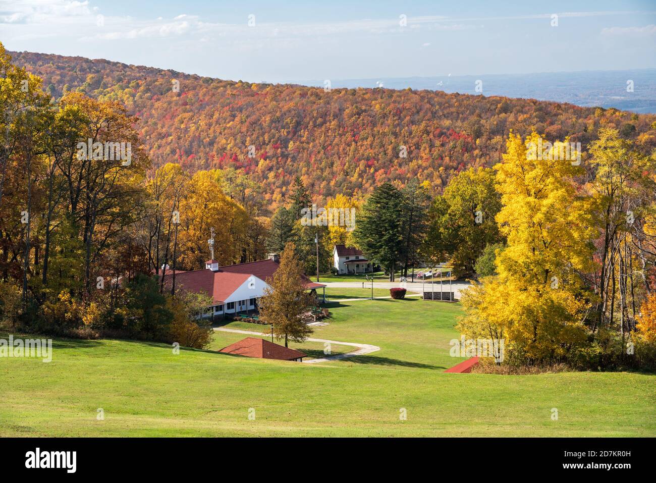 Jumonville, PA - 23. Oktober 2020: Das Lager- und Rückzugszentrum am Großen Kreuz Christi auf Dunbars Knauf in Jumonville, PA Stockfoto