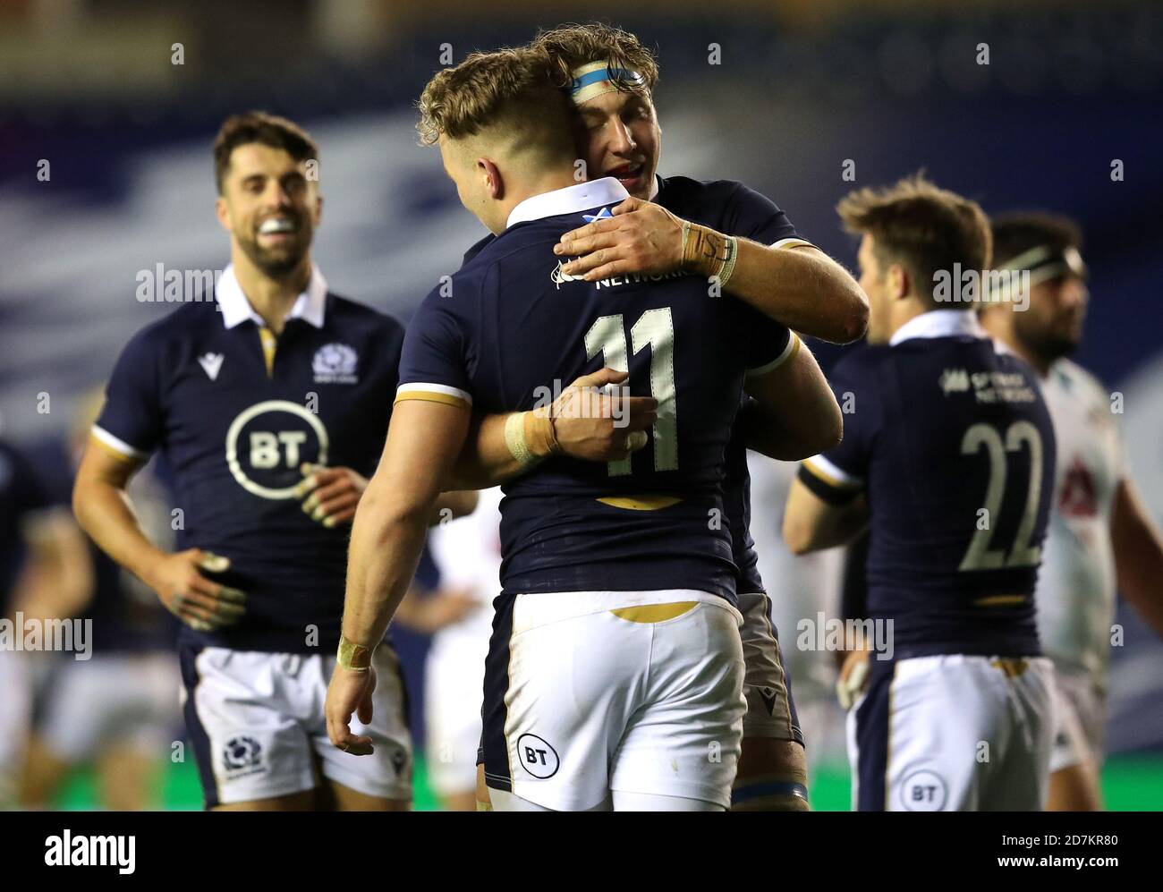 Der schottische Duhan van der Merwe (links) feiert den sechsten Spielversuch seiner Mannschaft mit Teamkollege Jamie Ritchie während des Autumn International Spiels im BT Murrayfield Stadium, Edinburgh. Stockfoto