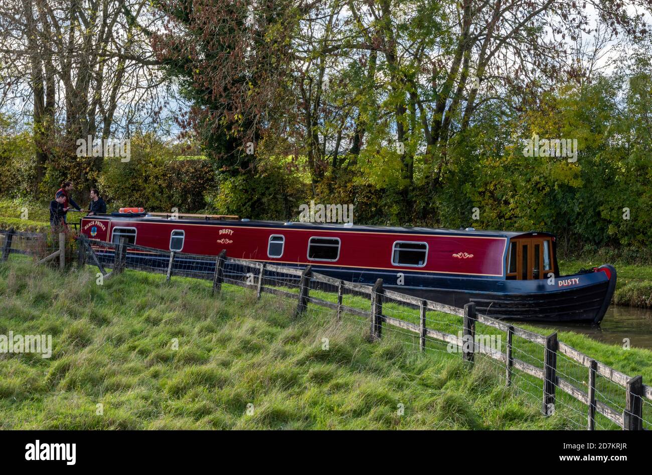 Ein schmales Boot auf dem Grand Union Kanal in der Nähe von Braunston, daventry northampton. Binnenschifffahrt Urlaub. Stockfoto